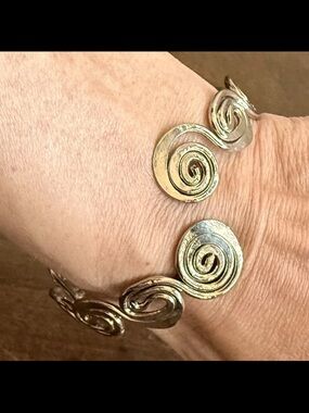 Vintage Silver Tone Spiral Metal Cuff Bracelet Fashion Statement Jewelry
